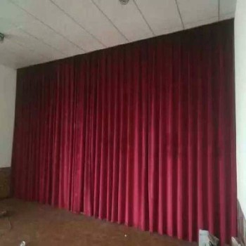 承德會議禮堂電動幕布安裝與防火阻燃舞臺幕布應用指南